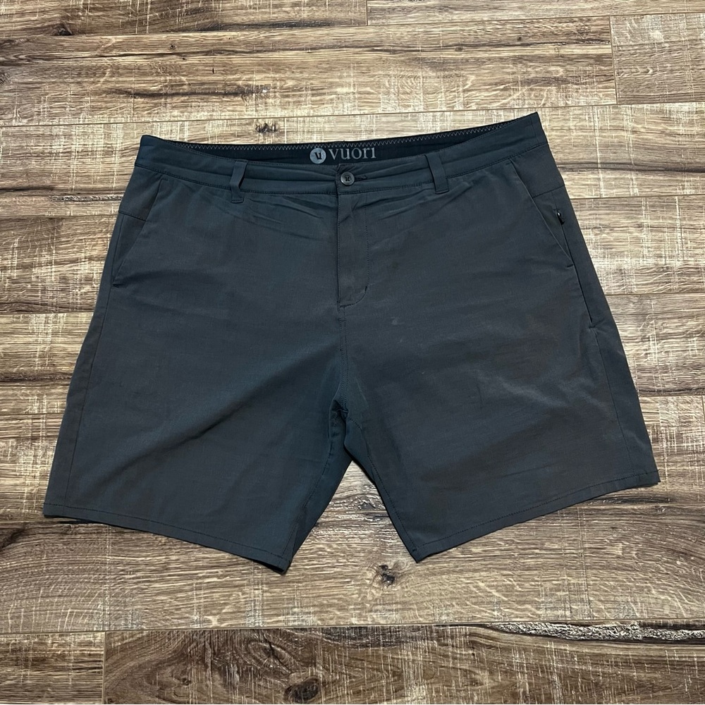 Vuori Aim Shorts Men’s 38 Lightweight Casual Travel Golf